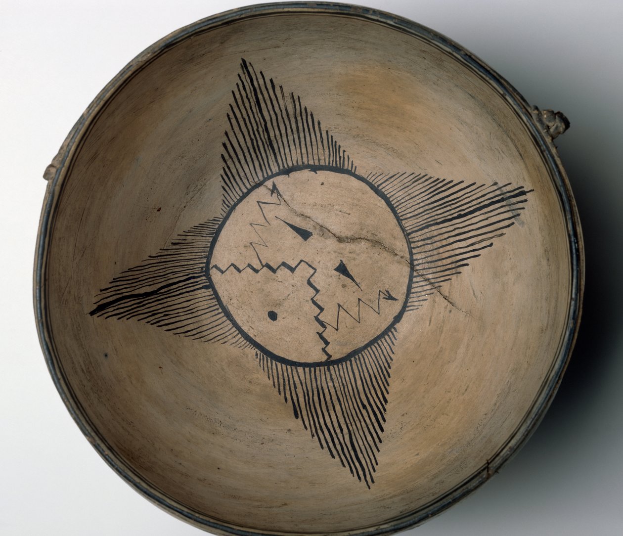 Cochiti Pueblo rituell bolle med sol, fugler, skyer, lyn og regn, ca. 1890 (keramikk med polykrom slip-maleri og råskinn) av American School