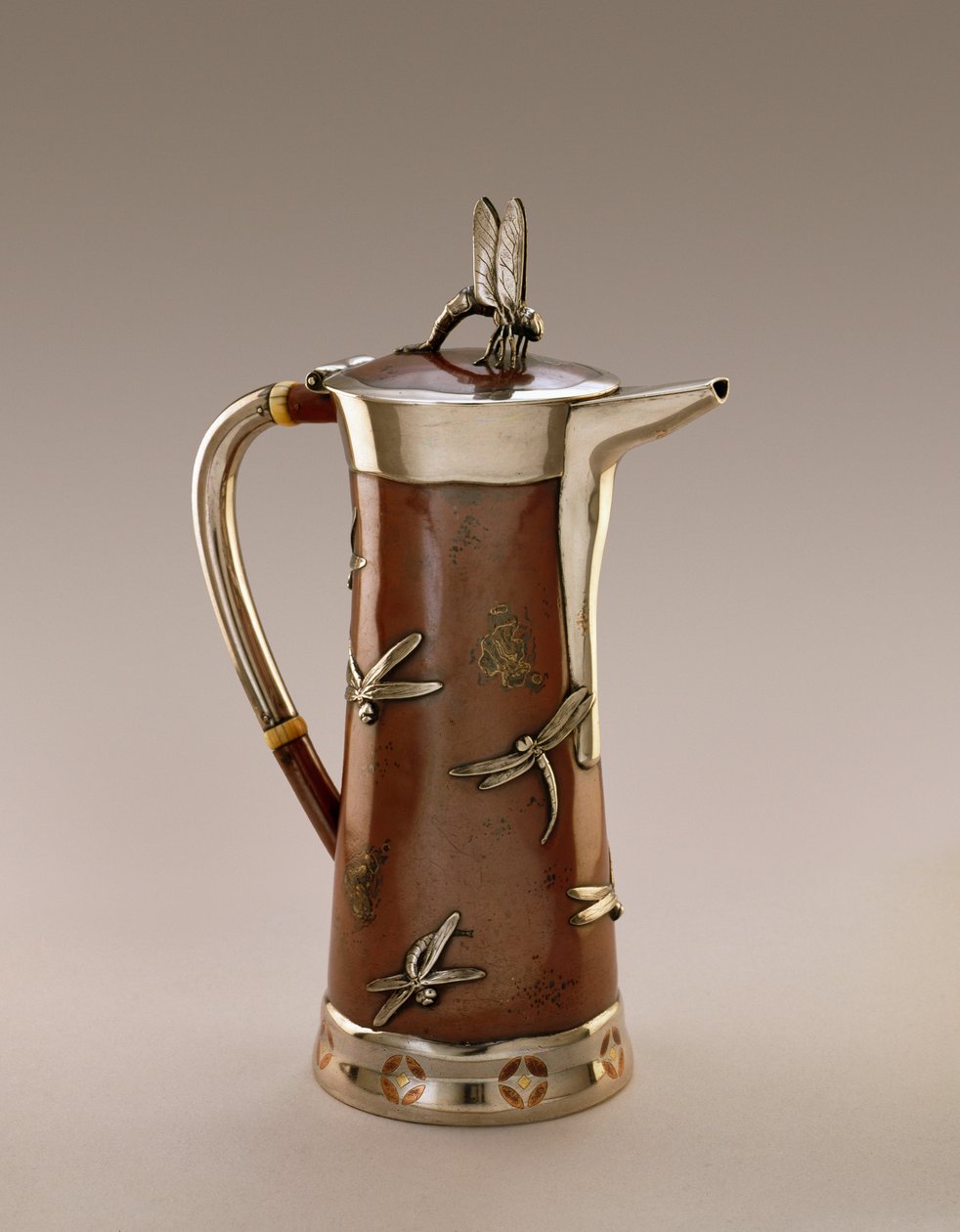 Kaffekanne, Tiffany and Company, 1879 (sterling sølv med kobber) av American School
