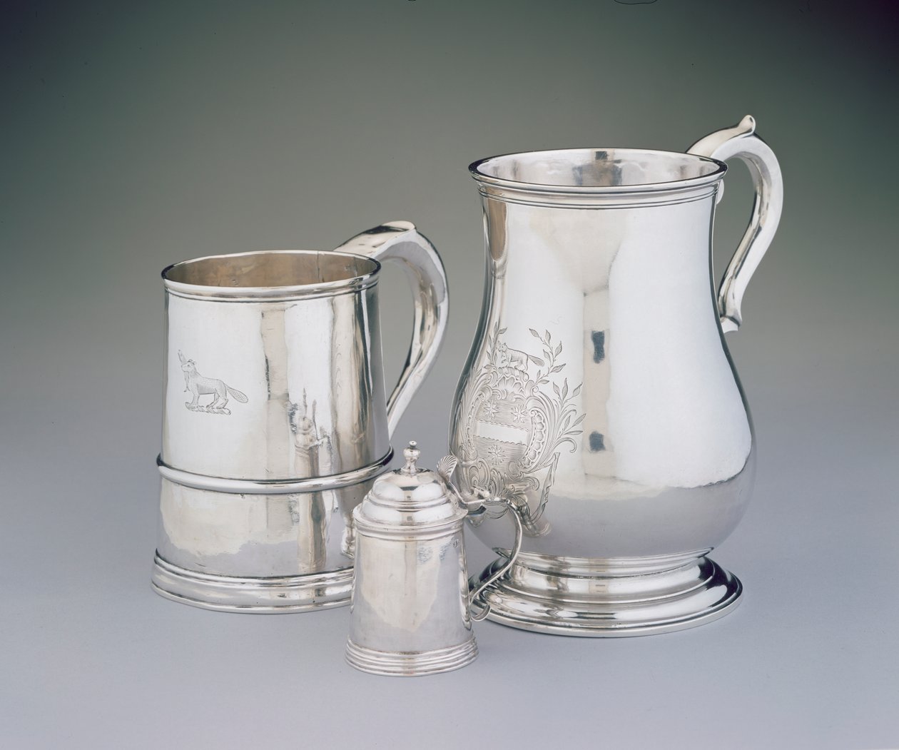 LtoR: Mug, 1725-35 av John Burt (1692-174546) miniatyrtankard, ca. 1757 av Samuel Edwards (1705-62) og cann, ca. 1760 av Benjamin Burt (1729-1805) fra Boston, Massachusetts (sølv) av American School