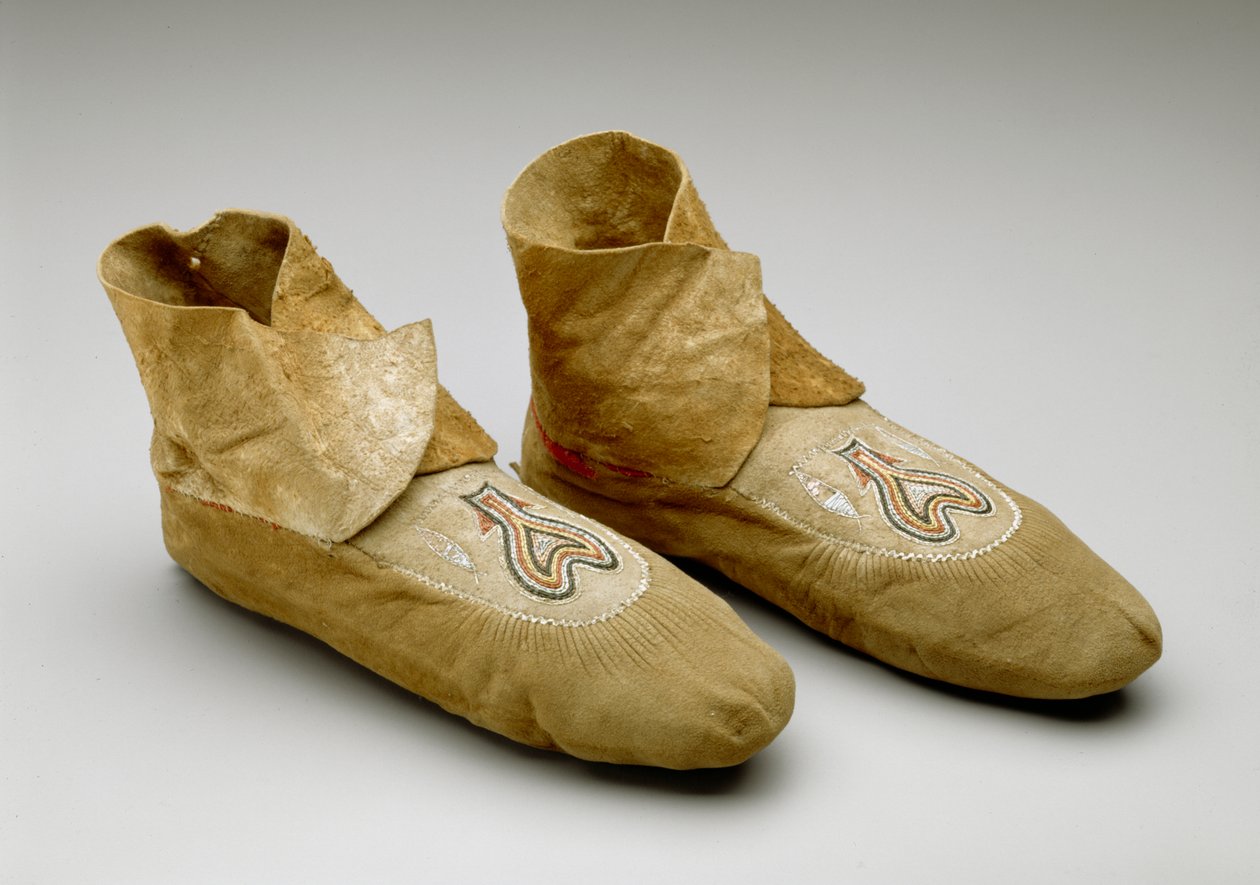 Moccasins, Menominee, ca. 1830 (røkt hjorteskinn, piggsvinspinner og ullstoff) av American School