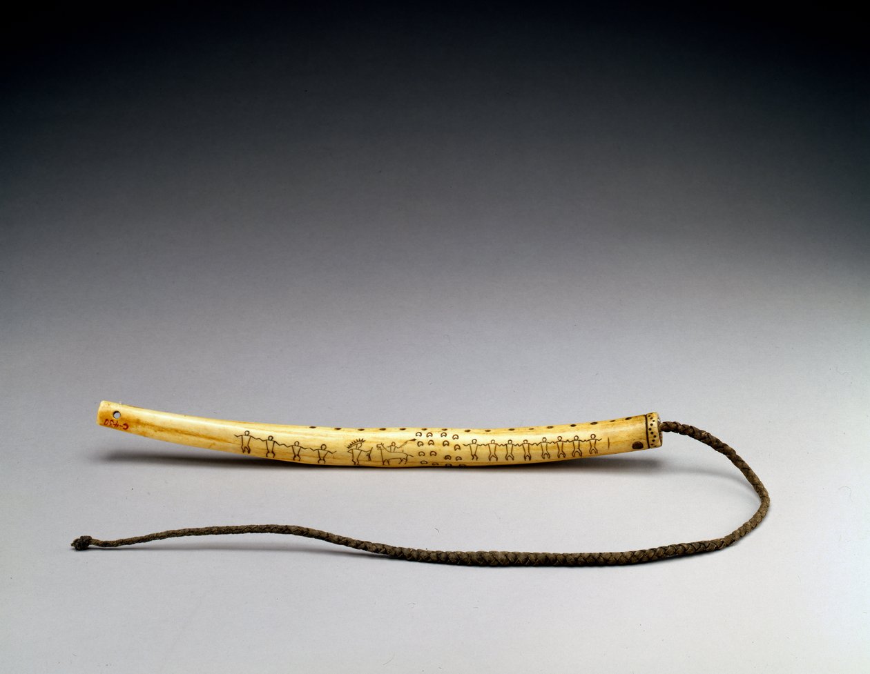 Quirt, gravert elggevir, Crow Nation, ca. 1840 (bein) (se også 434926) av American School