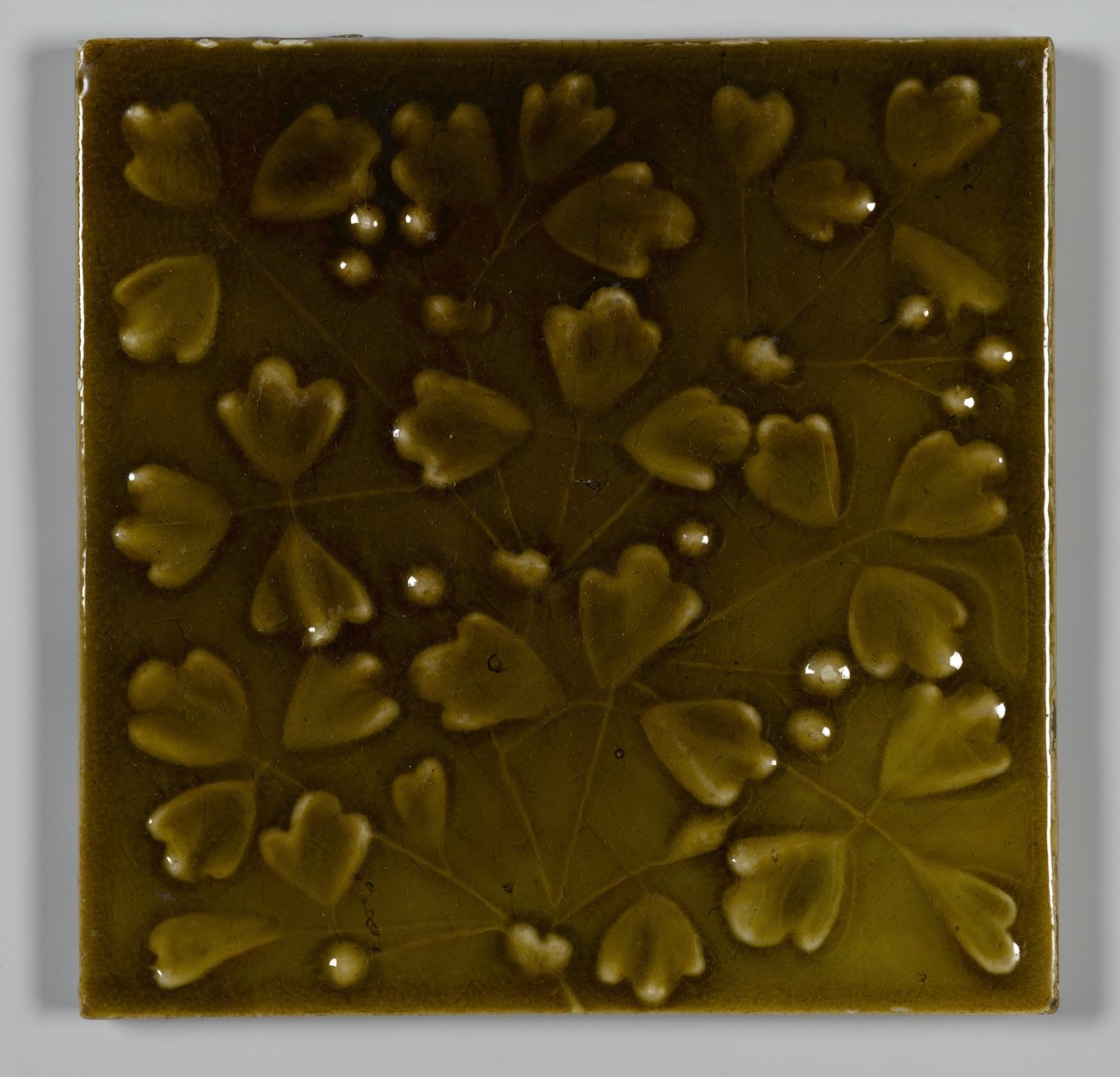 Tile designet og produsert ved J. & JG Low Art Tile Works, Chelsea, Massachusetts, ca. 1881 (glasert fajanse) av American School