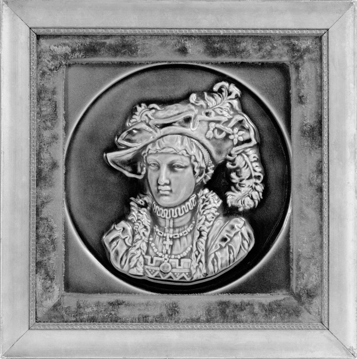 Tile, fra American Encaustic Tile Company, Ltd., produsert i Zanesville, 1885 (glasert keramikk, forgylt tre og fløyel) av American School