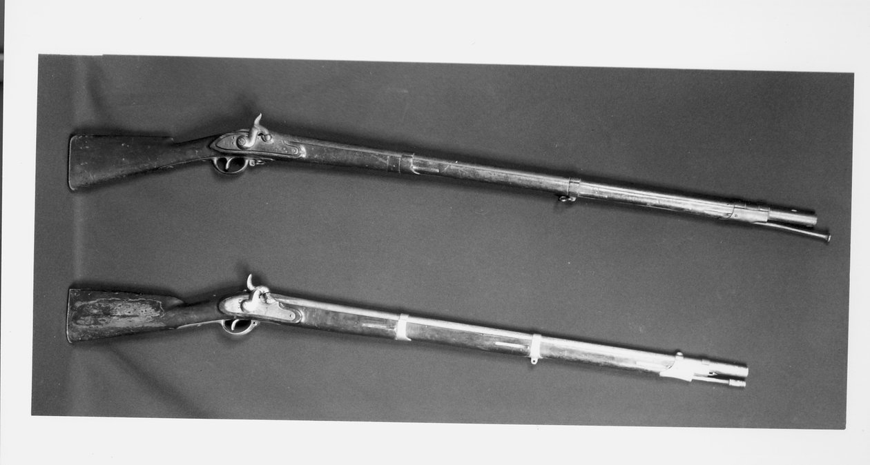To musketter brukt av John Browns menn på Harpers Ferry, laget av en Virginia-produsent, 1812 av American School