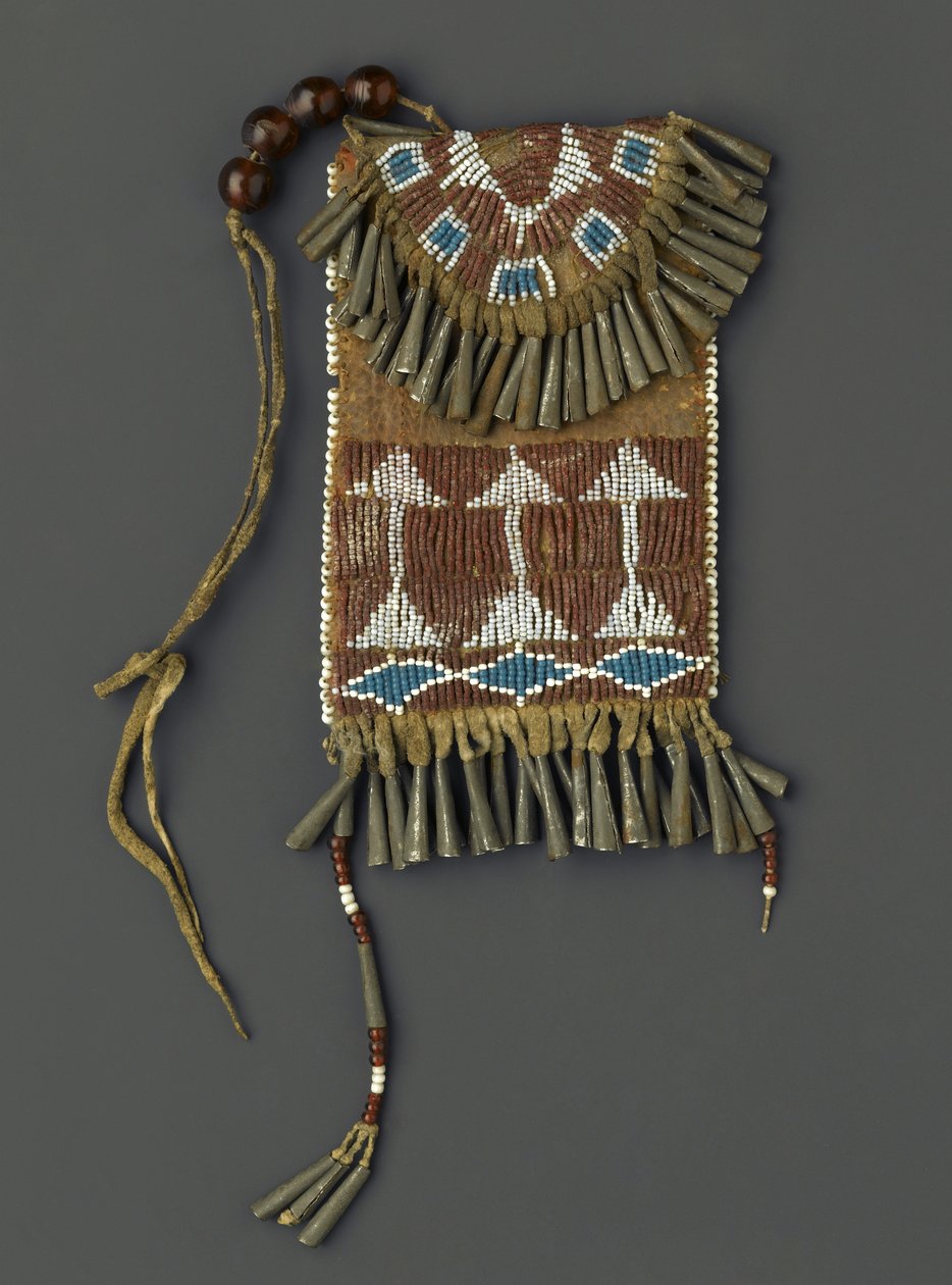 Kvinnebeltetui, muligens Ute eller Kiowa, 1880-90 (hedi, metall, perler og pigment) av American School