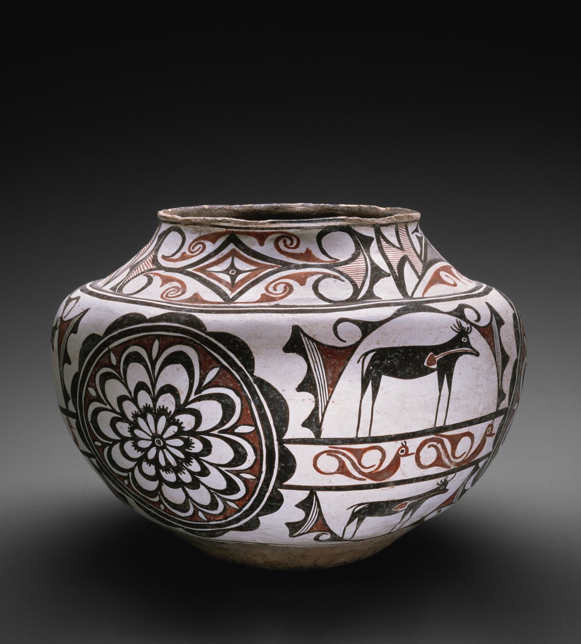 Zuni Pueblo-krukke med hjort, fugler og rosetter, 1880-85 (lertøy med polykrom slip-maleri) av American School