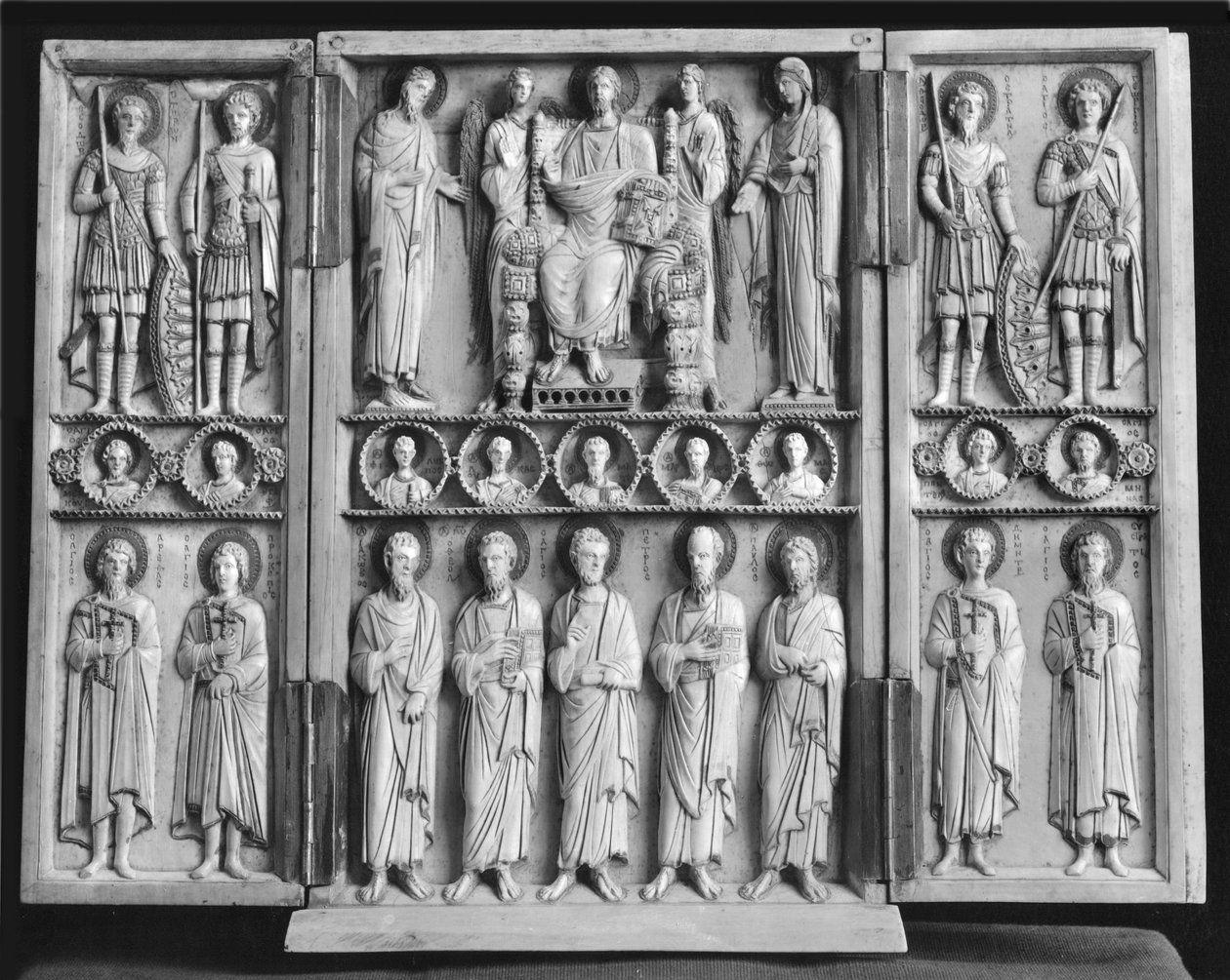 Triptyk som viser Kristus på tronen med jomfruen, døperen Johannes og andre helgener (se 213281) av Byzantine