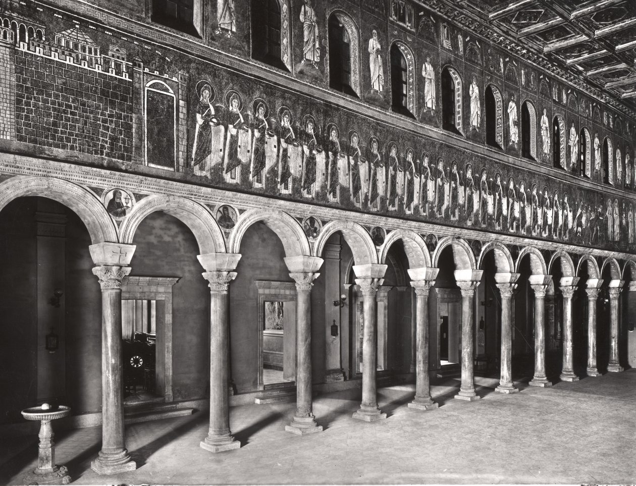 Innvendig visning av skipet med mosaikker som viser prosesjonen til jomfrumartyrene av Byzantine School