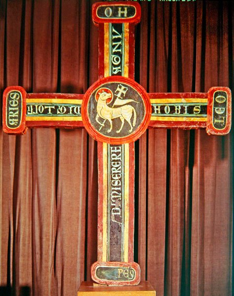 Agnus Dei Cross fra Bagergue, ca. 1200 (tempera, stukkaturrelieff og rester av lakkert metallplate på tre) av Catalan School