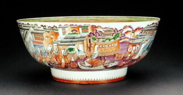 Skål, dekorert i mandarinpalett med en scene av Hongs i Canton, Qianlong-perioden, ca. 1770 (porselen) (se 205911) av Chinese School
