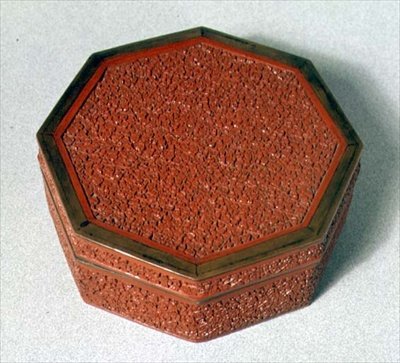 Utskåret boks (cinnabar) av Chinese School