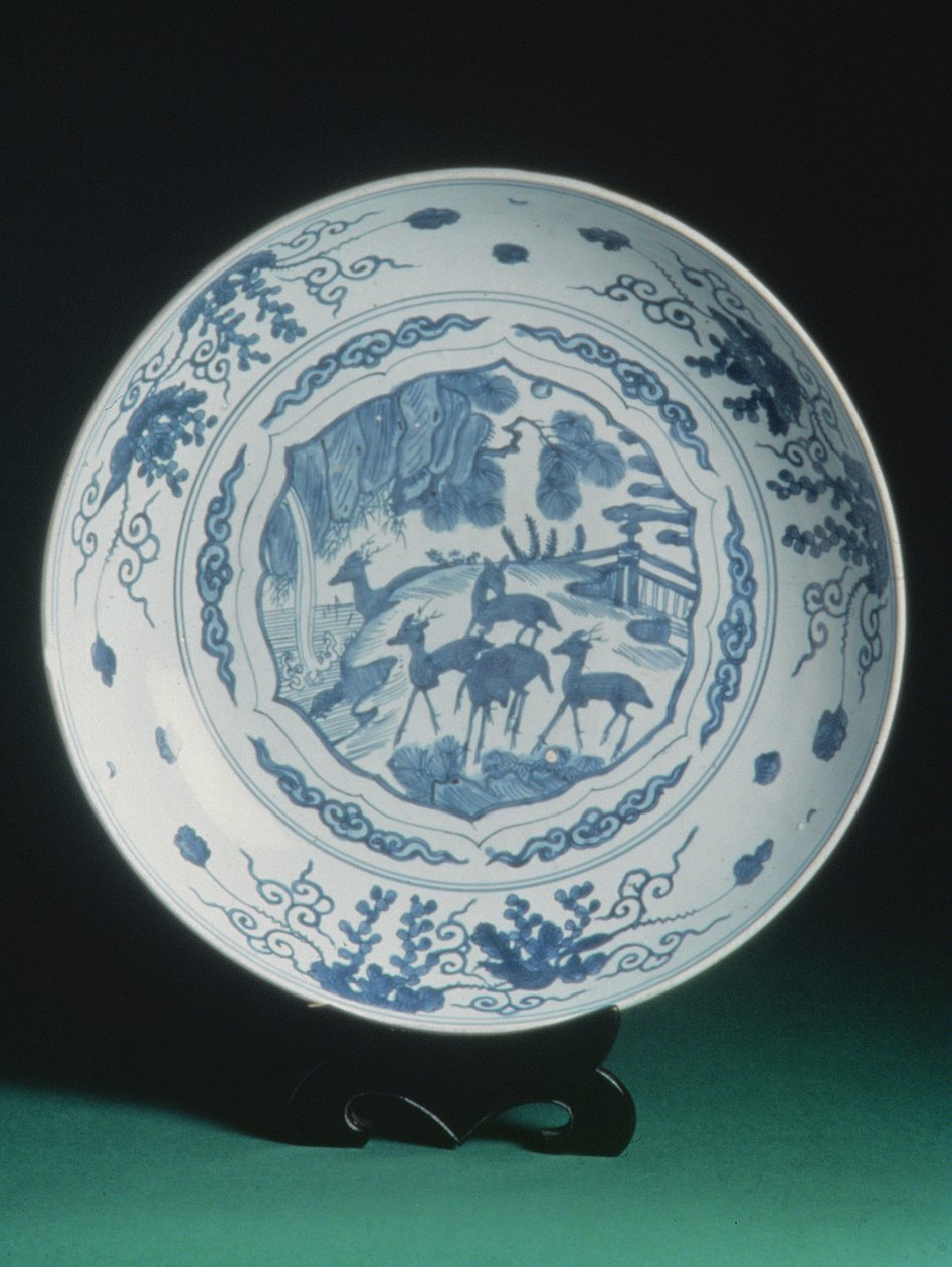 Lader med blå og hvit dekor, 1550-75 (porselen) av Chinese School