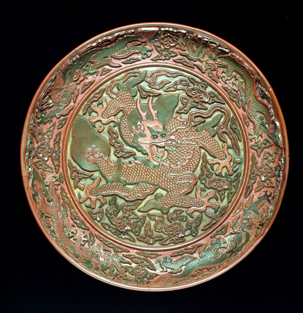 Sirkulært fat dekorert med ni drager, Ming-dynastiet 1403-1644, Jianjing-perioden 1522-66 (utskåret lakk) av Chinese School