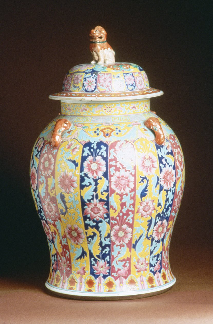 Dekket krukke med famille rose emaljert dekor, 1800-50 (porselen) av Chinese School
