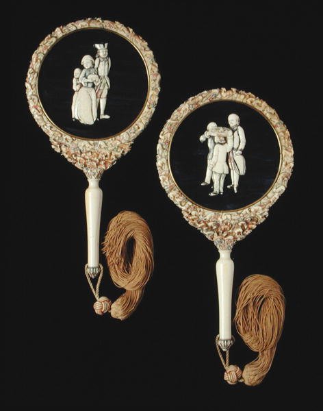 Et par håndspeil, sannsynligvis laget i Canton, Qianlong-perioden, 1736-95 (polykromt elfenben) (se 207210) av Chinese School