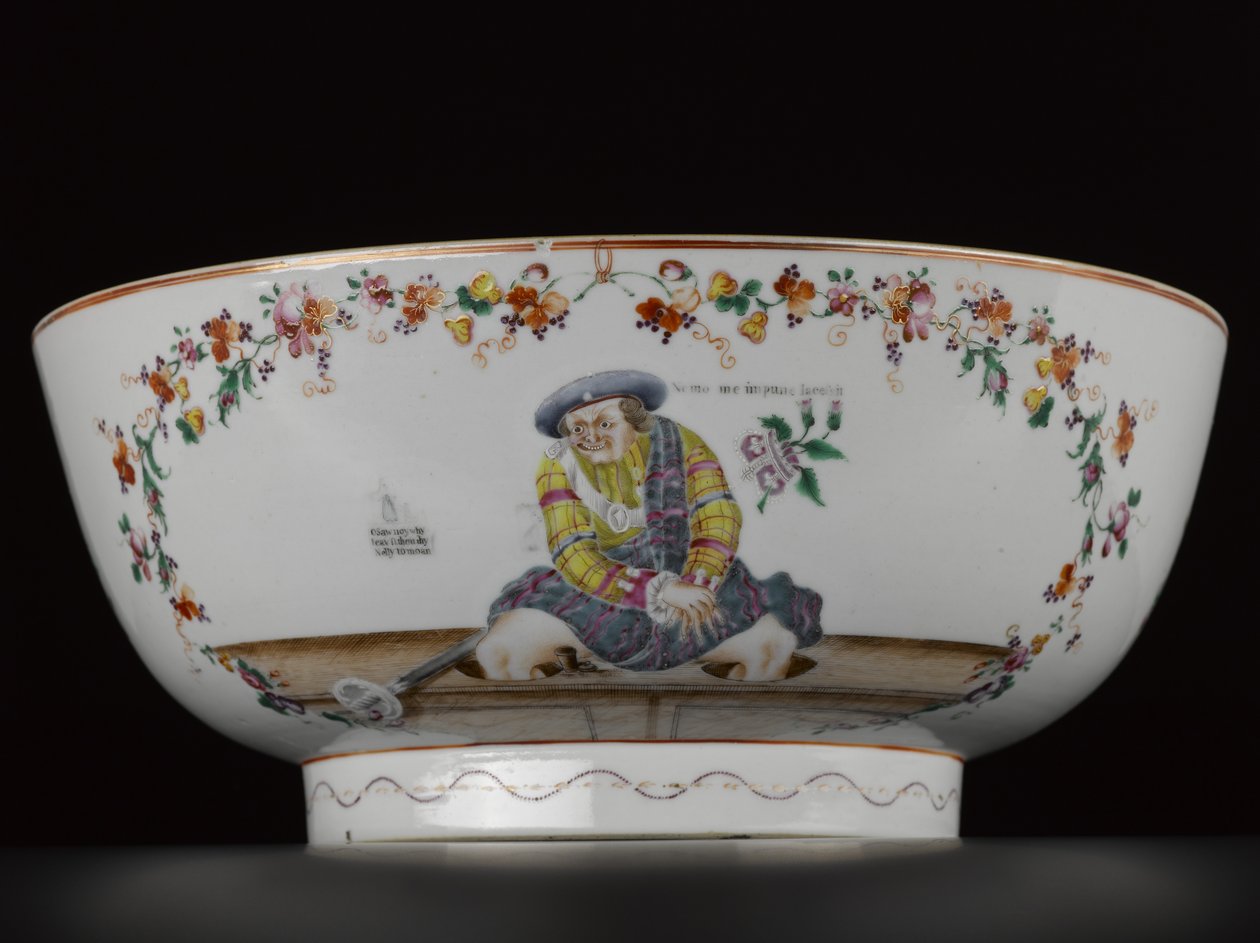 Satirisk punch-bowl, som viser en kopi av en anti-jakobittgravering, Sauneys Mistake, 1785 (porselen) av Chinese School