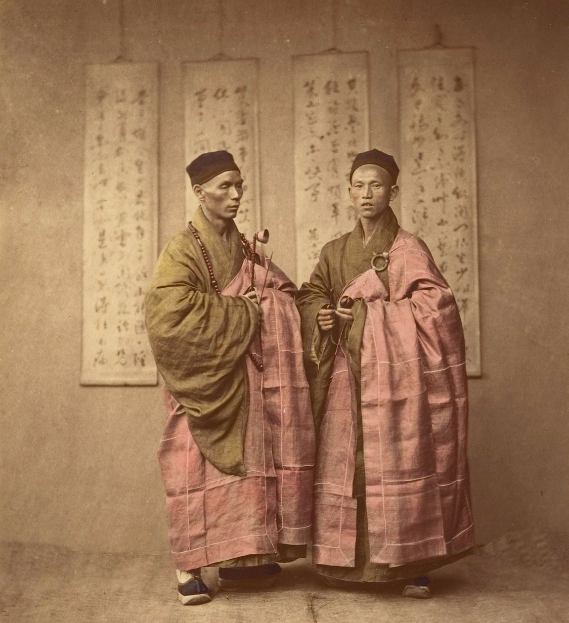To menn i rosa kapper. ca. 1870 (albumintrykk) av Chinese School