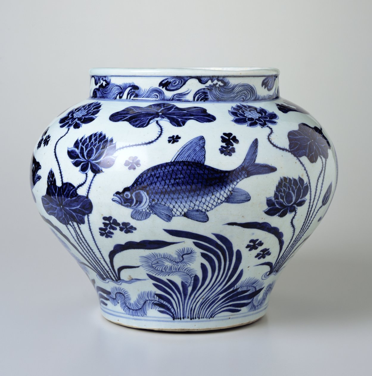 Vinkrukke med et design av fisker og vannplanter (porselen) av Chinese School