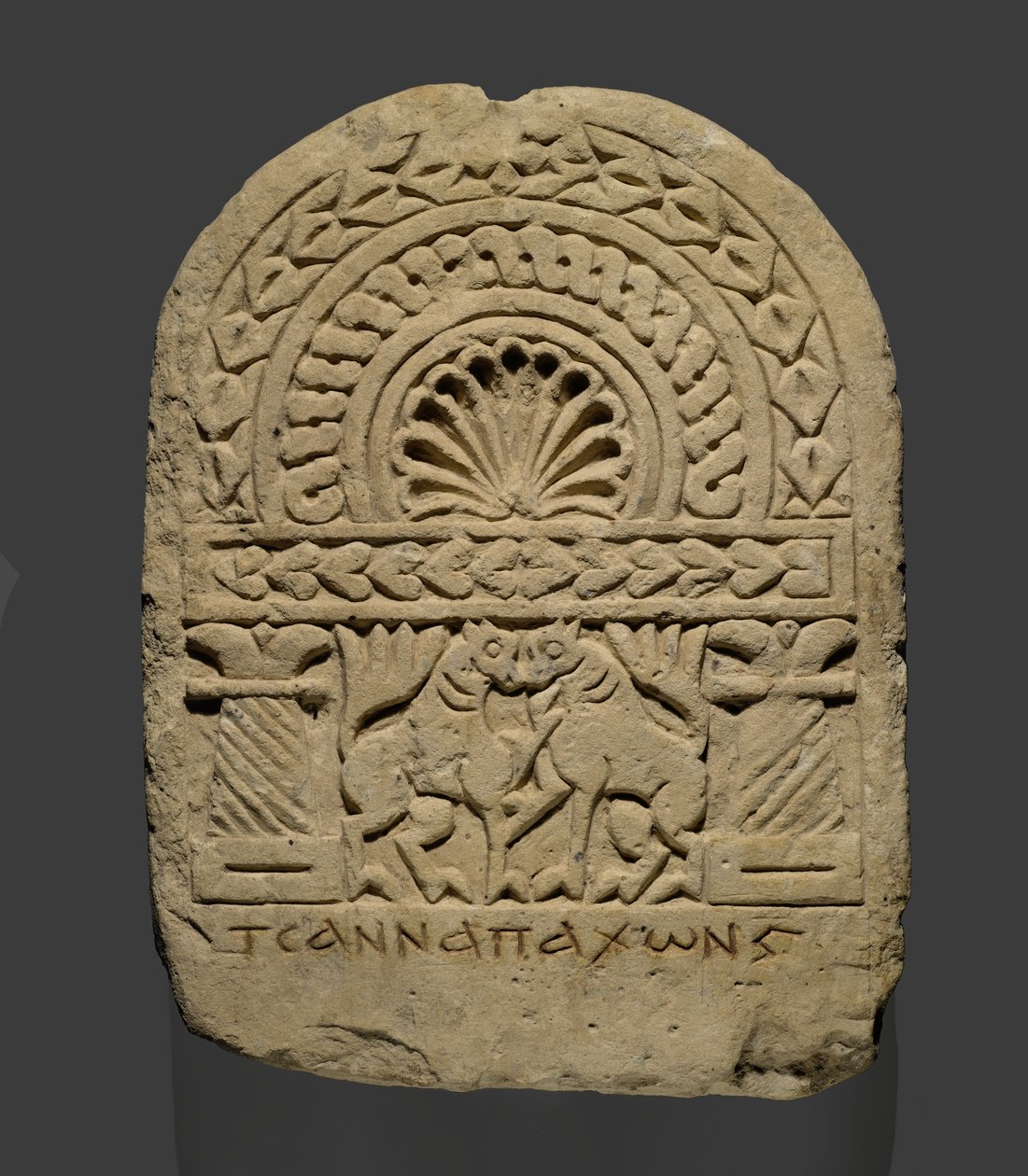 Stela med rund topp, fra Esna (kalkstein med spor av rød maling) av Coptic