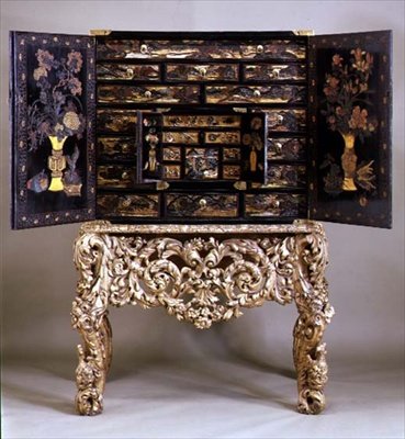 Skap på forgylt stativ, åpent, ca. 1680 (lakk) av Dutch School