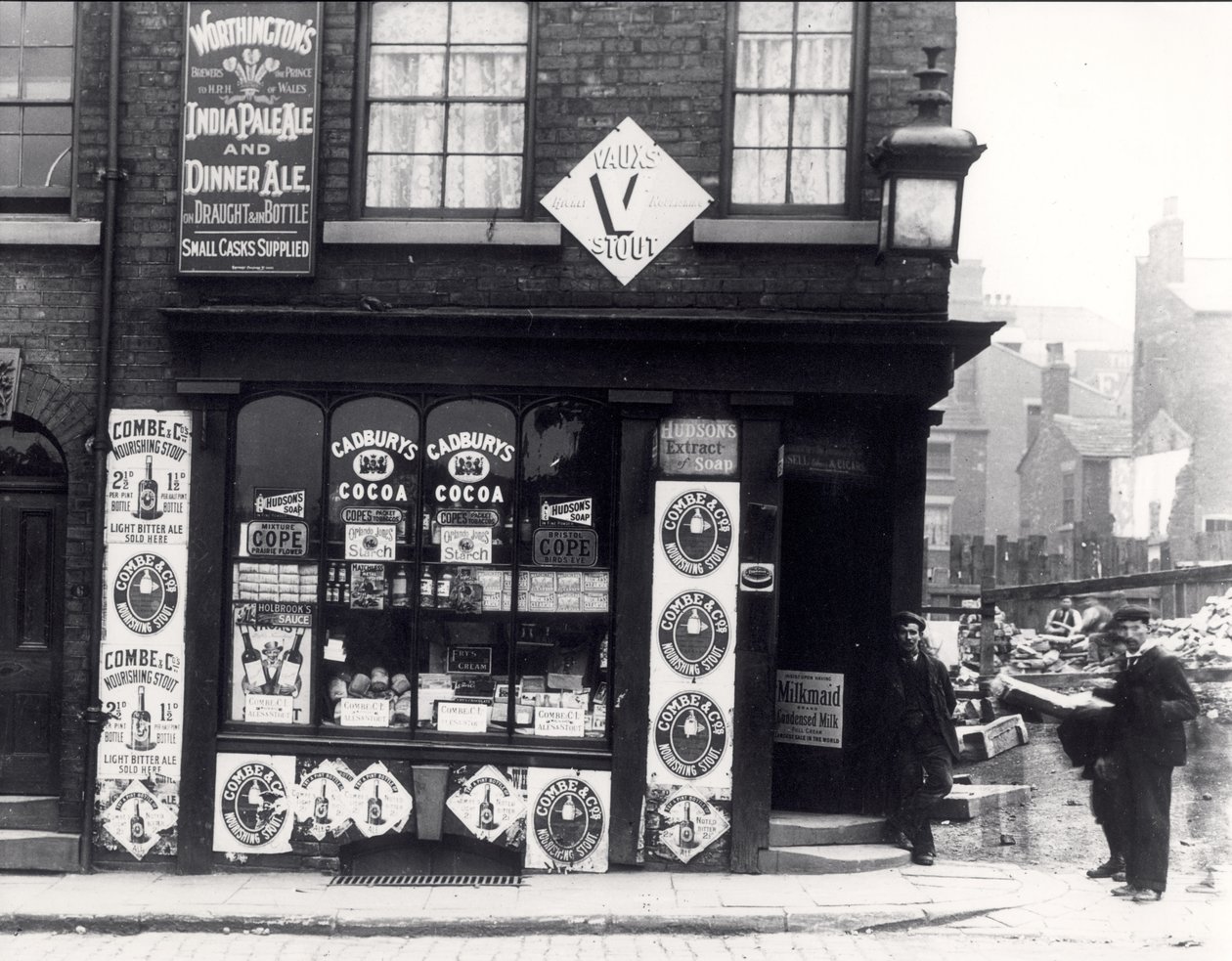 Reklameplakater på en butikk i North Street, Leeds, ca. 1895-1900 av English Photographer