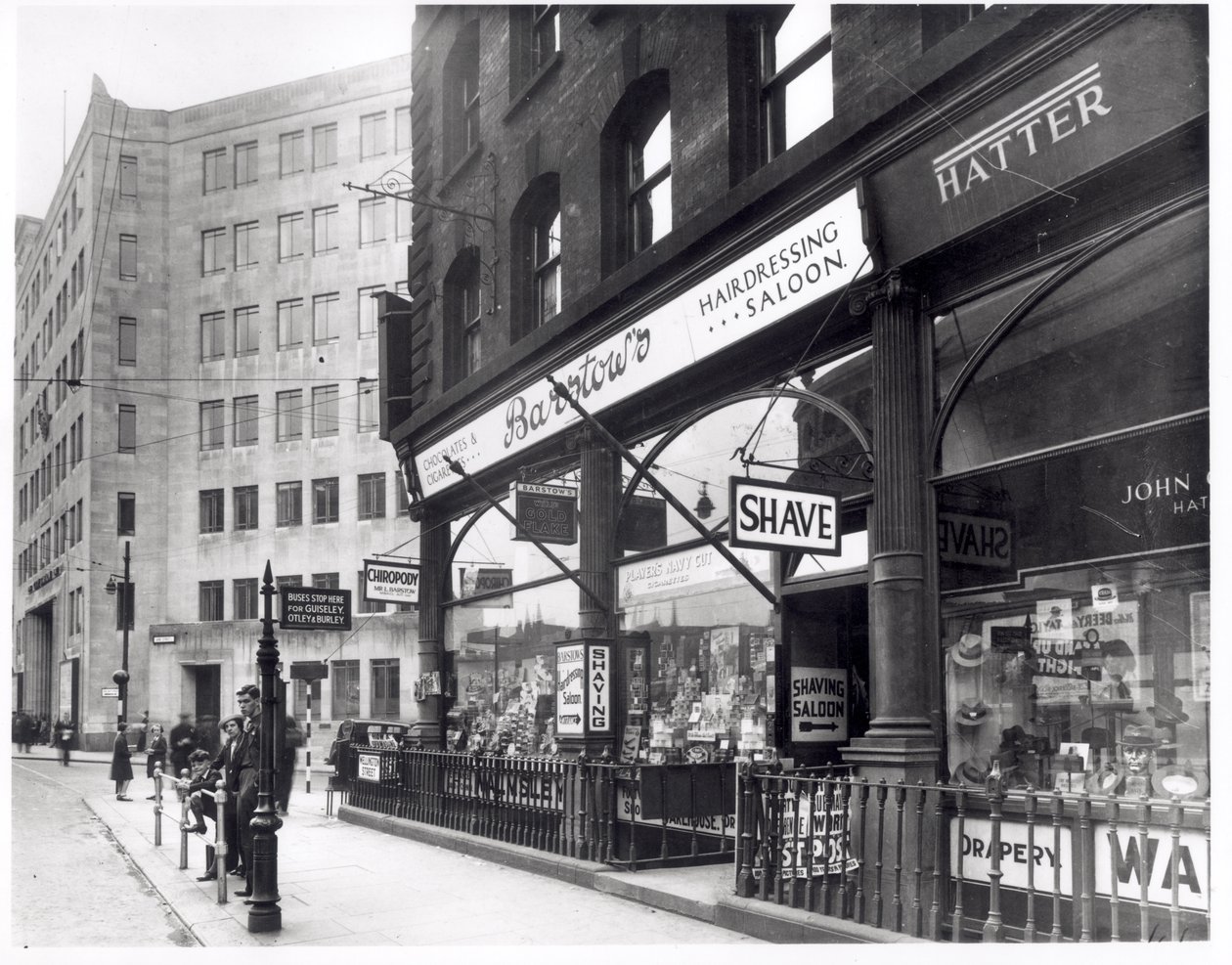 Barstows frisørsalong på Wellington Street, Leeds, 1939 av English Photographer