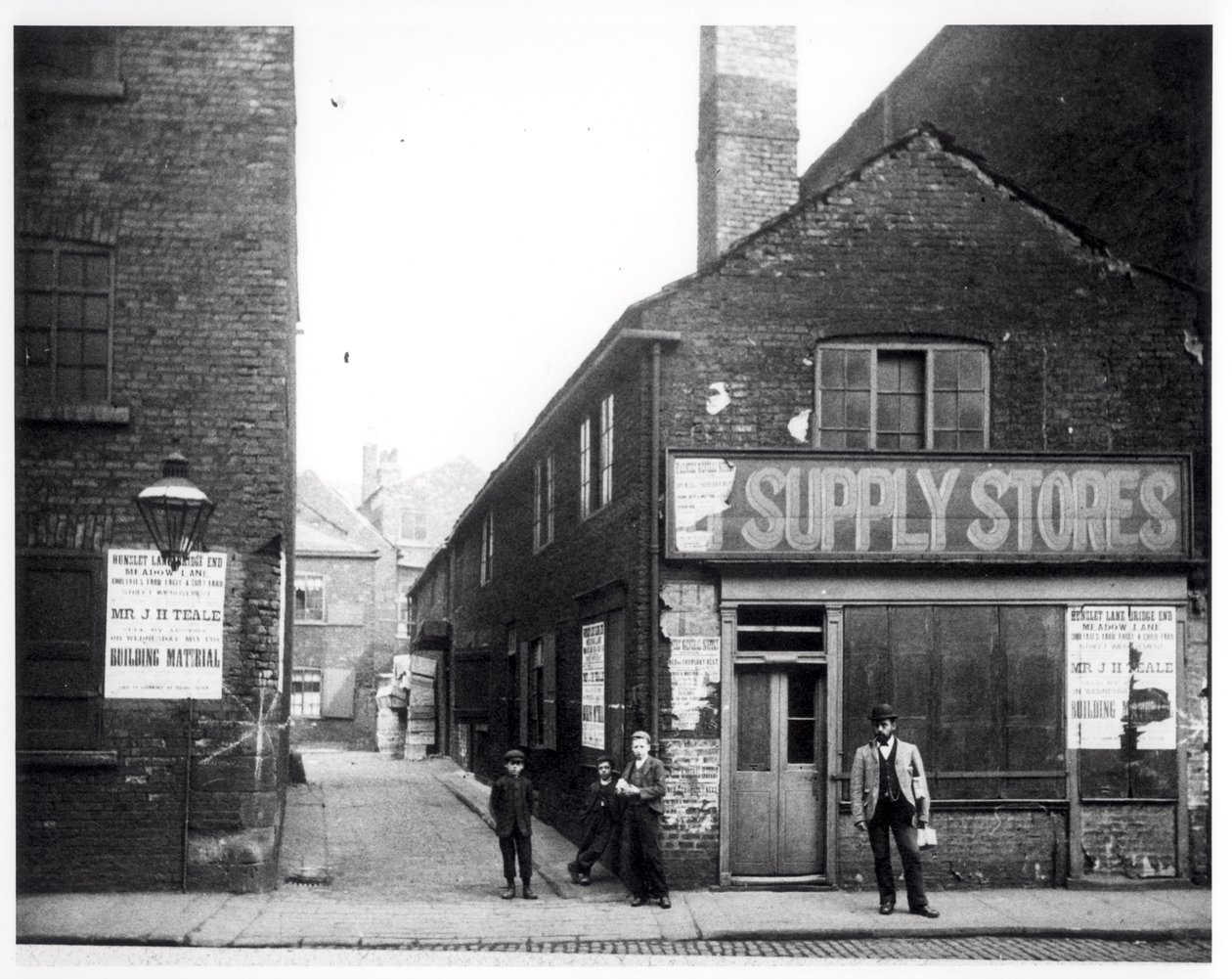 Inngang til Eagle and Child Yard, Hunslet, Leeds, 1896 av English Photographer