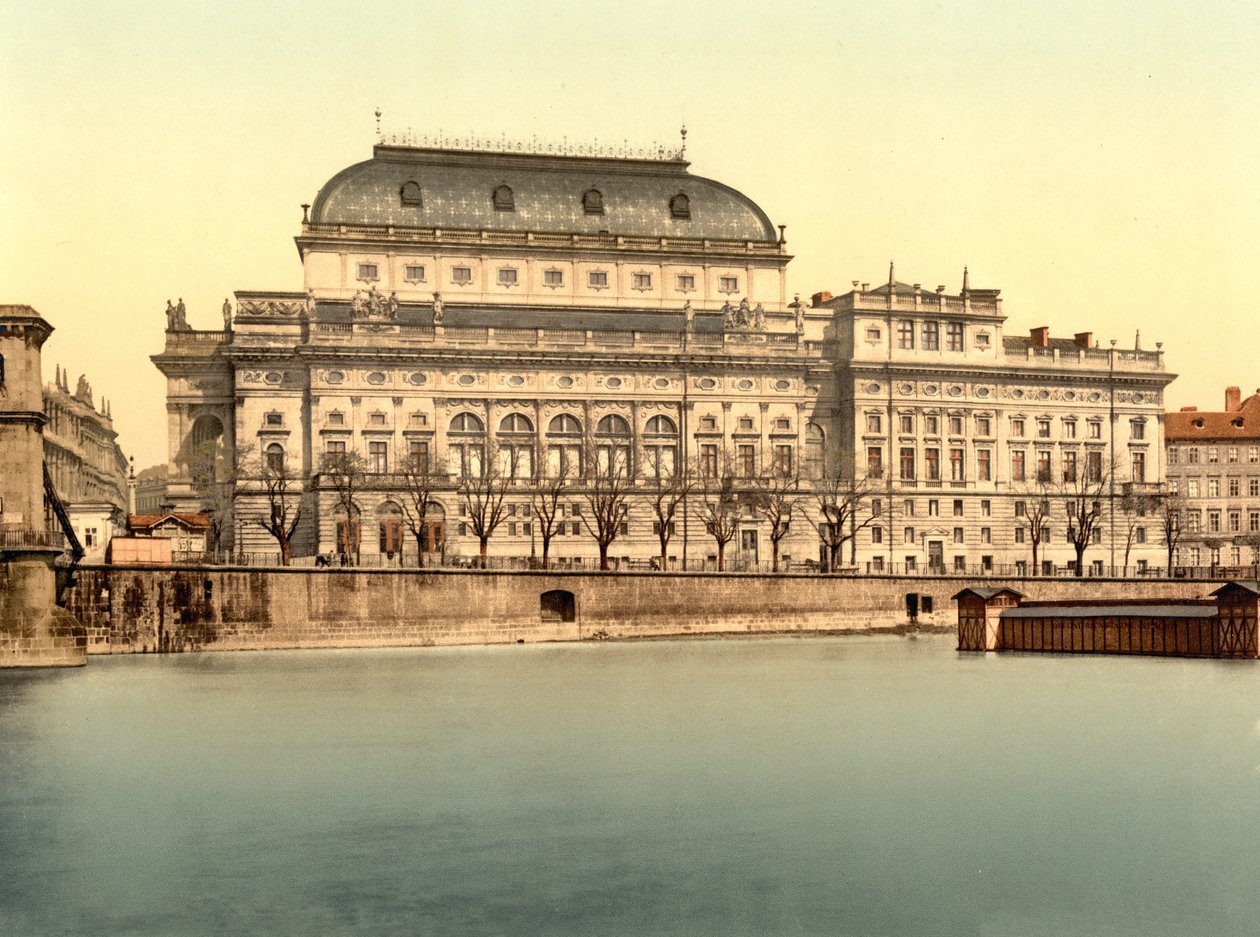 Nasjonalteateret i Praha, pub. ca. 1890–1900 (kromolitografi) av English Photographer