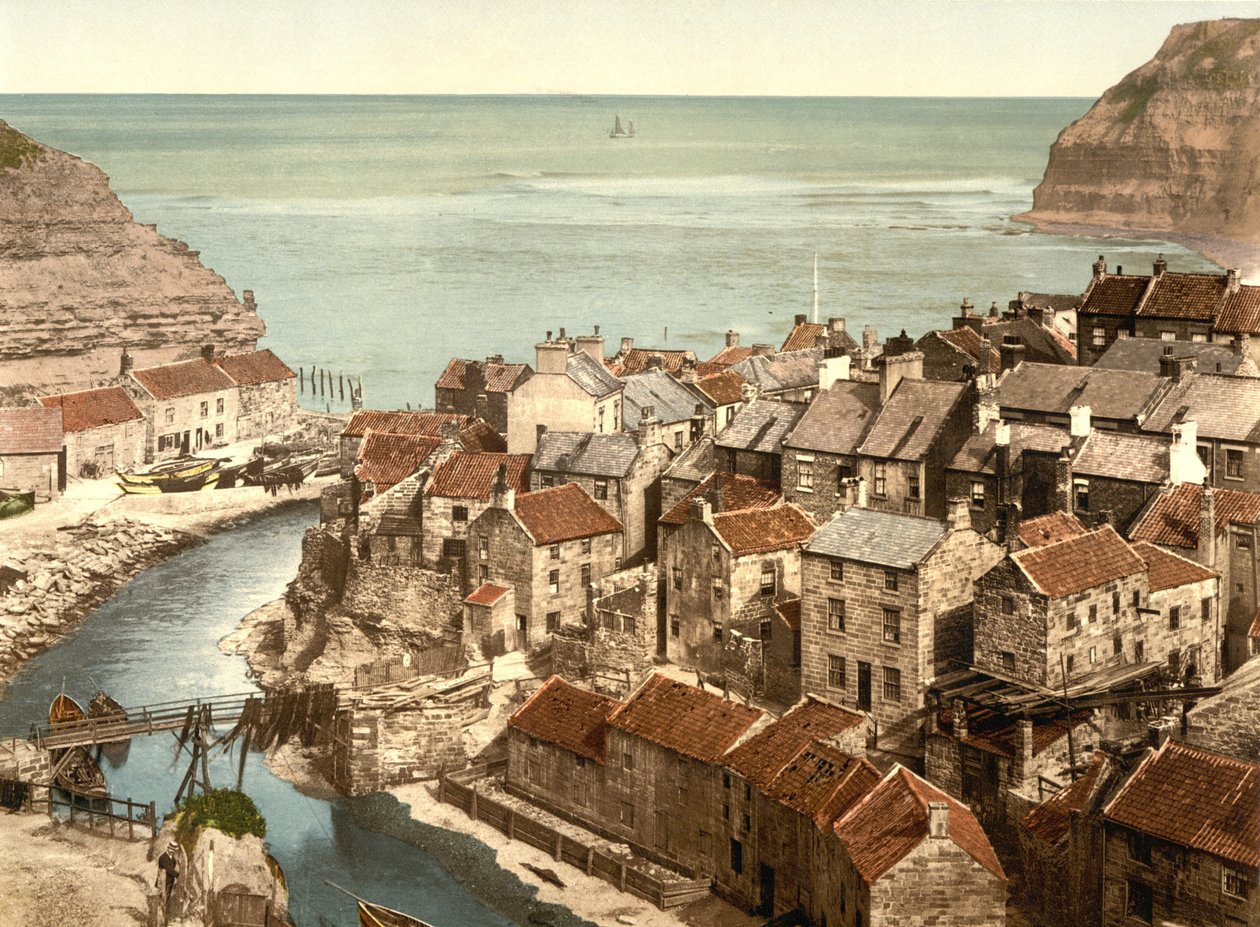 Staithes Village nær Whitby, Yorlshire, pub. ca. 1890–1900 (kromolitografi) av English Photographer
