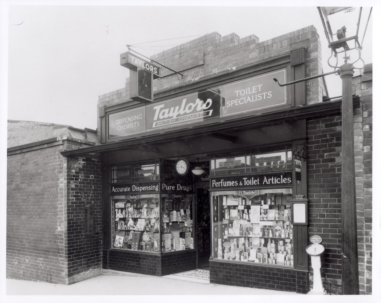 Taylors Chemists, Burley Road, Leeds, 20. april 1936 av English Photographer