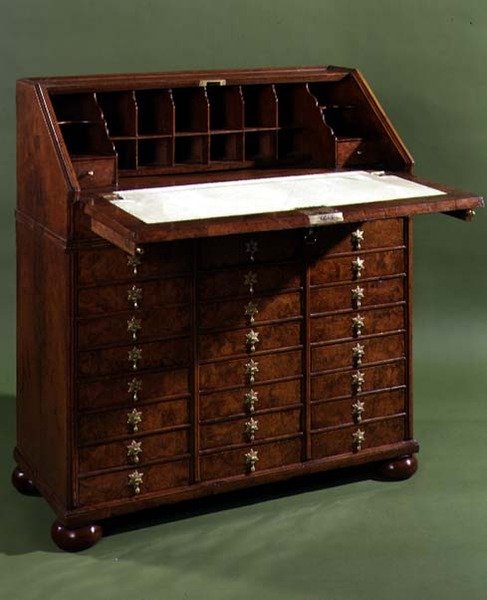 Bureau med små skuffer, åpnet, ca. 1710 (valnøtt) av English School
