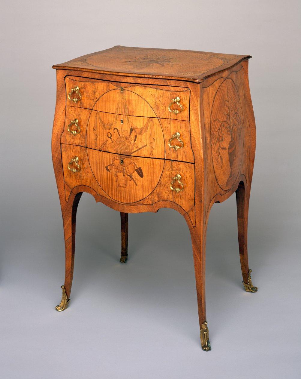 Kommode, ca. 1770 (mahognitre, palisander, calamander og ormolu) av English School