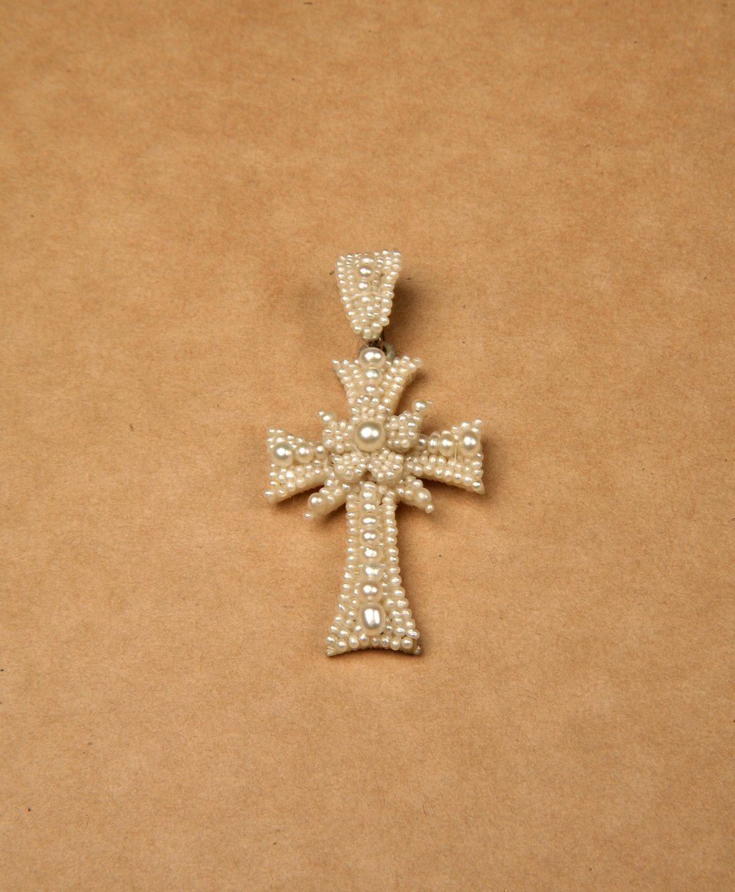 Korsformet anheng, ca. 1855-80 (frøperler på perlemorramme) (se også 345487) av English School