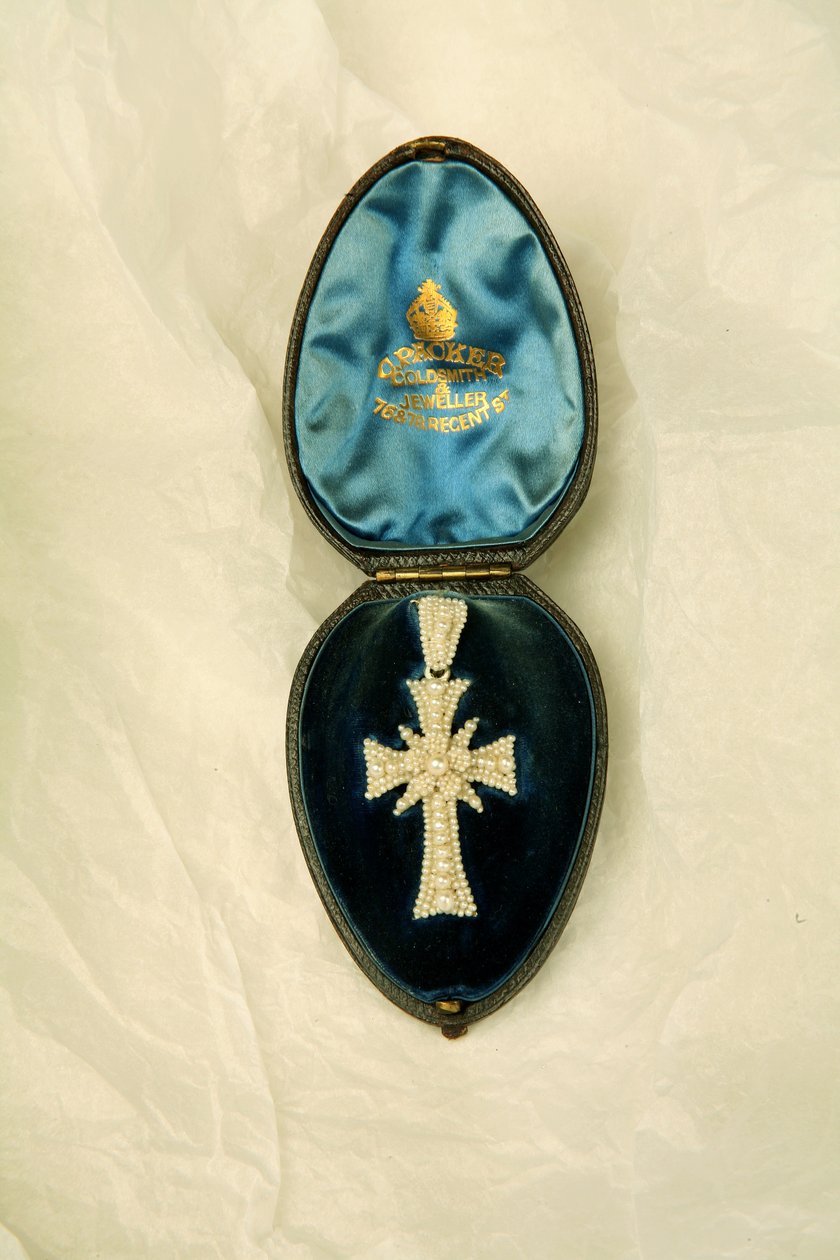 Korsformet anheng i lærboks, ca. 1855-80 (frøperler på perlemorramme) (se også 343599) av English School