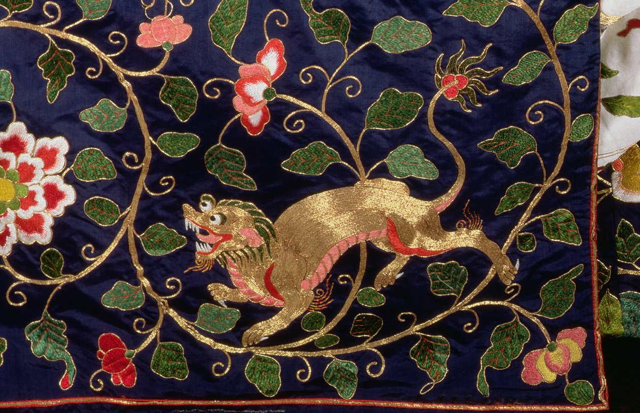 Drage og stiliserte blomster og løvverk, detalj av kinesiske broderioppheng fra statssengen (broderi) (detalj av 32321) av English School