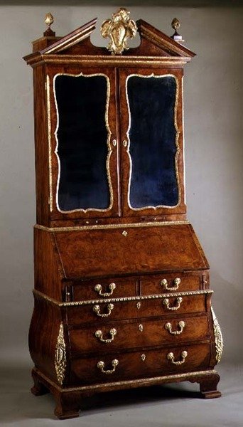 George I byråbokhylle med bombe-sider og ormolu-fester, ca. 1720 (pakke forgylt burr valnøtt) av English School