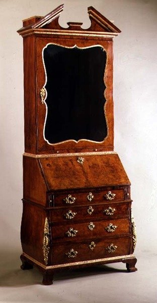 George I byråbokhylle med bombesider, ca. 1720 (valnøtt og pakkeforgylt) av English School