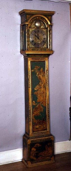 Bestefarsklokke, dekorert med forgylt chinoiserie, urskive av messing av Edward East (lakk) av English School