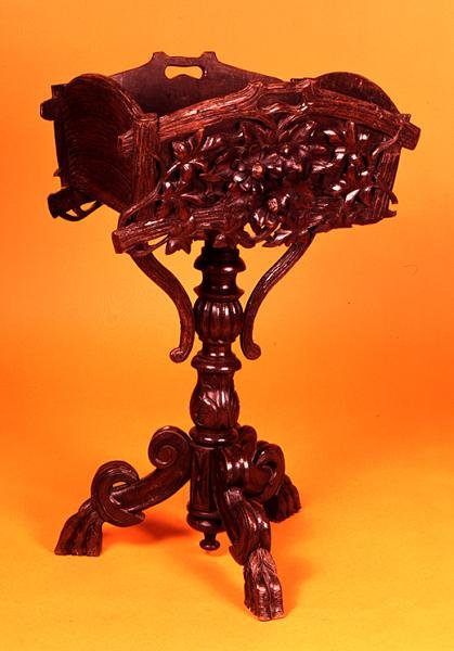 Jardiniere, ca. 1830 (utskåret eik) (for forskjellige visninger, se også 147809 og 147810) av English School