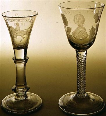 LtoR: Hannoversk glass til minne om slaget ved Boyne, 1690; Jakobittglass gravert med portrett av Bonnie Prince Charlie (1720-88) (glass) av English School