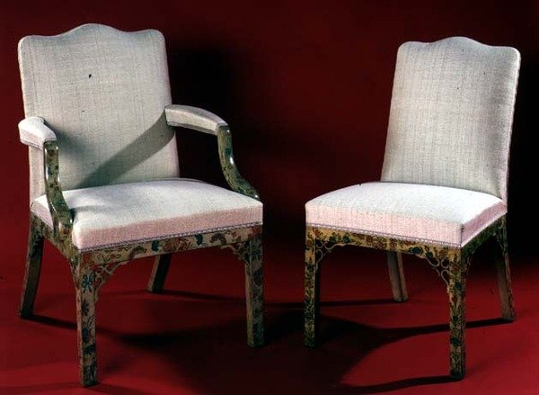 Del av et sett med lenestoler og stoler med malte kinoseriestøtter, ca. 1760 av English School