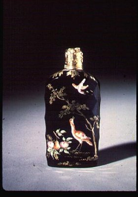 Duftflaske, blåst, kuttet, emaljert og forgylt, tilskrevet Bristol, ca. 1770 (glass) av English School