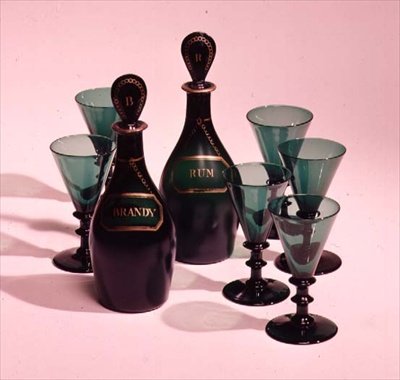 Sett med seks glass og karaffer for rom og konjakk, sent på 1800-tallet (grønt glass) av English School