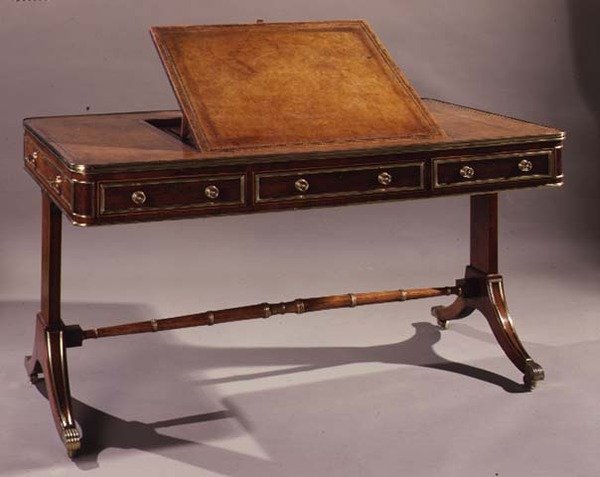 Sidebord med skjellutskjæring på knærne, ca. 1715 (valnøtt) av English School