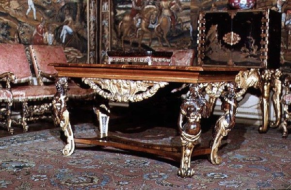 Bord med forseggjort utskårne ben, ca. 1675 (valnøtt og furu) av English School