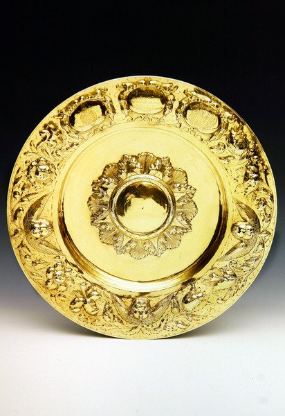 The Caroline Alms Dish, laget i London, 1665-1666 (forgylt sølv) (se også 98506 og 355591) av English School