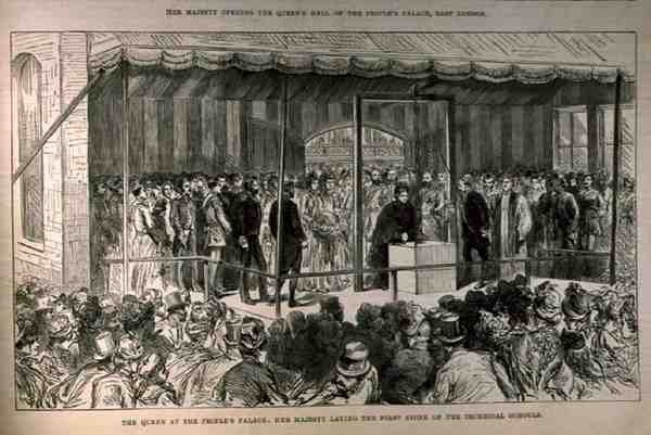 Dronningen ved Peoples Palace: Hennes Majestet legger den første steinen til de tekniske skolene, fra The Illustrated London News, 21. mai 1887 av English School