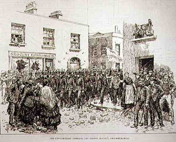 The Riots in Belfast: The Constabulary Entering the Orange District, Shankill Road, fra The Illustrated London News, 19. juni 1886 av English School