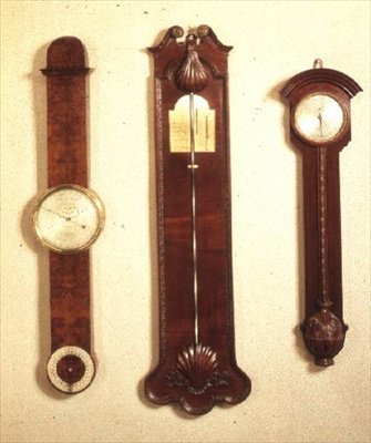 Tre barometre: venstre: mahogni, Chippendale-stil; senter: Chippendale med skallmotiv; høyre: burr barlind, av John Halifax fra Barnsley, 1720 av English School