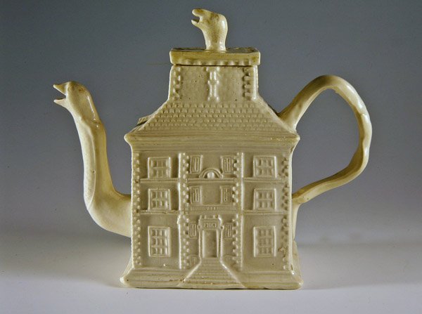 Hvit tekanne i form av et hus, ca. 1750 (keramikk) av English School